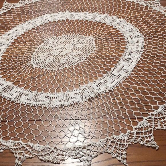 Gorgous vintage 45" hand crocheted ecru table cover - Picture 7 of 8
